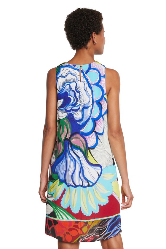 Short Loose Fitting Tank Dress - Orleans
The viscose fabrication of this short dress with loose pattern, sleeveless and round neck, makes this dress a garment that is comfortable and light to wear. Its arty floral print has force and character. Closed round neck Button fastened on back Floral print intense colours Hem with strip printed in contrast with the rest of the garment Loose fit Knee-length Sleeveless Inner fabric composition: 100% polyester Outer fabric composition: 100% viscose Care: Machine wash