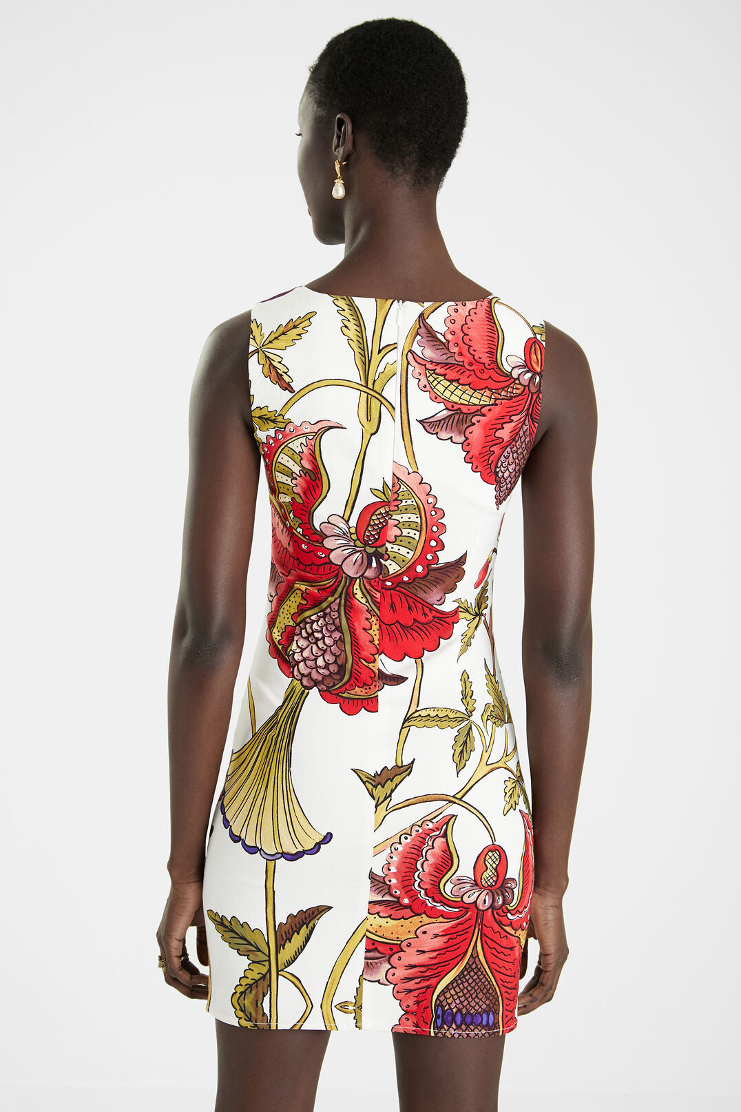Sleeveless Sunflower Tank Dress - Glen
This dress is flattering for three reasons: its slim pattern that is fitted to your body, its big floral print and because it was designed by Mr. Christian Lacroix. A marvel. Square neck Zipper on back Big print of flowers with big sunflower on front The back part with print of floral motifs Designed by Mr. Christian Lacroix Slim fit Above the knee Wide straps Care: Machine wash cold inside out, do not bleach or dry clean Low iron, do not tumble dry Fabric: Inner fabri