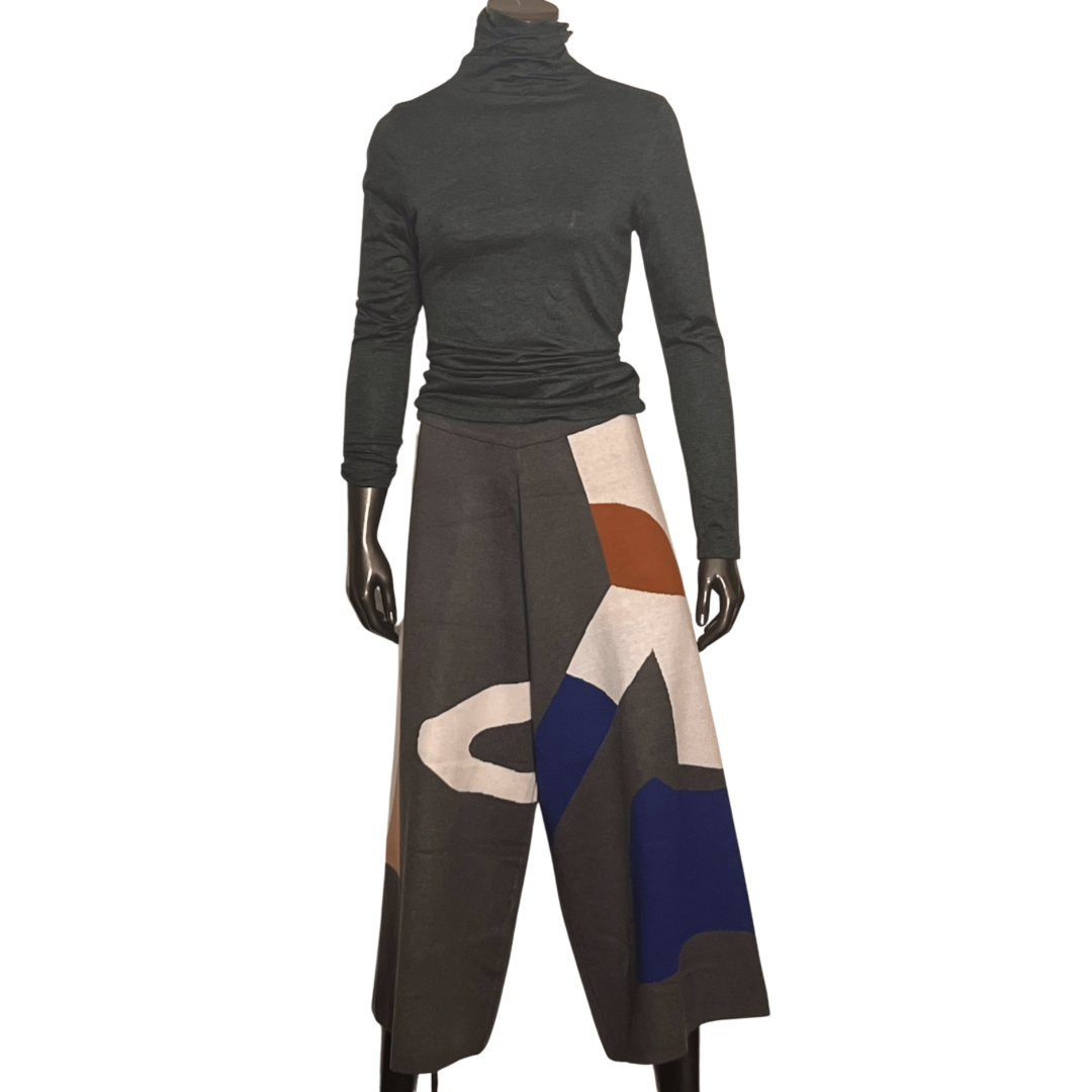 Knit Color Block Culottes - Grey
This fabulous culotte trousers in bold colored knit is a great item to add to your wardrobe. The color blocking is front and back and colors are black, royal blue, charcoal grey and rust. One size fits (6 - 8 - 10) Waist (26" - 38") Hip up to 48" Out-seam 33" In-seam 23" Wide invisible 1 3/4" elastic waistband Fabric & Care: Hand wash, dry clean or gentle machine wash cold water do not bleach, do not iron 90% cotton, 7% polyester, 3% spandex
Knit Color Block Culottes - Grey