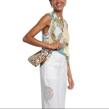 Jacquard V-neck Blouse - Satiri
Blouse with pleasant drape with V-neck with strings to gather it. Its print is very flattering and reminds us of English porcelain vases. Gathered V-neck With drawstrings on neck English vase print Matching pom poms at the end of the neck drawstrings Regular fit Sleeveless
Jacquard V-neck Blouse - Satiri
Blouse with pleasant drape with gathered and with strings to gather the neckline. Its print is very flattering and it is sleeveless. Soft floral blue print.
21SWBW131004
8445