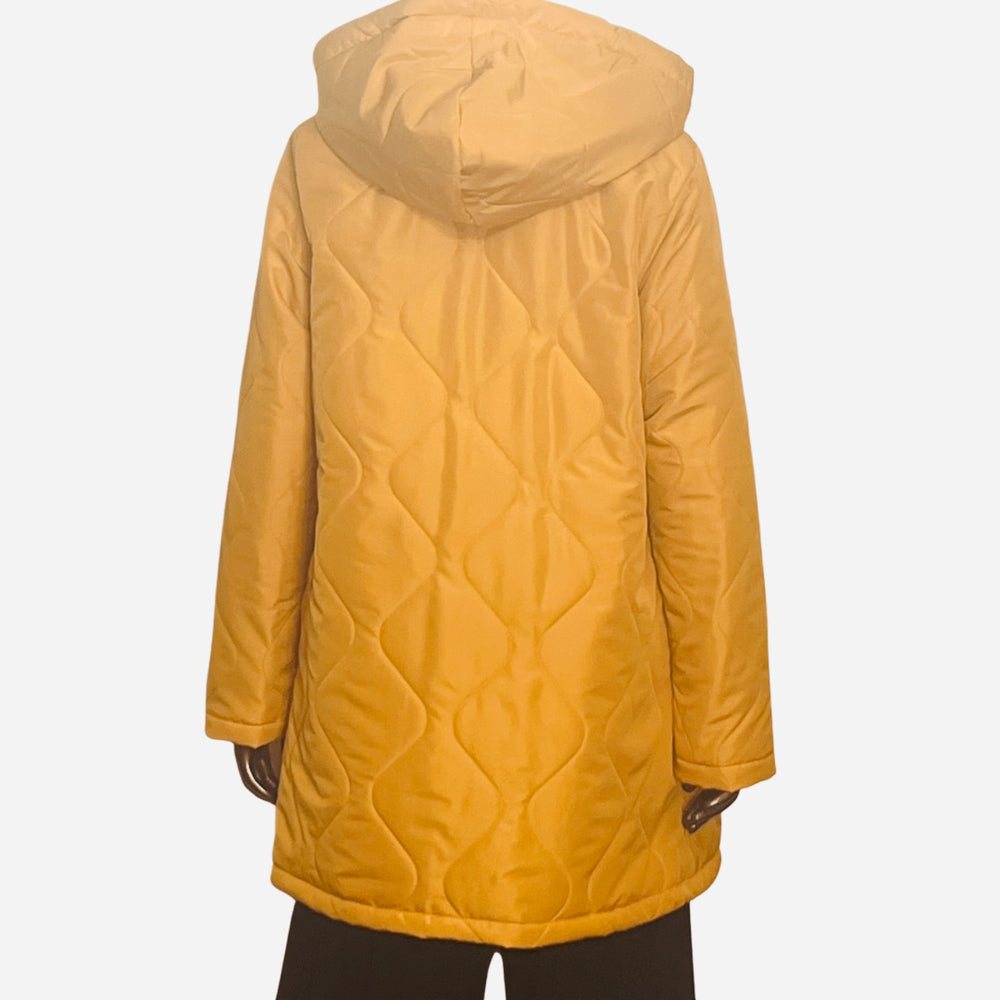 Bella Soft Quilted Mycra Pac Jacket - Gold
Mycra Pac Bella Jacket This soft quilted zip-up jacket features a semi-fitted silhouette, patch pockets, concealed zipper and hooded collar. It's lined in a funky geometrical print that makes this jacket even more unforgettable. Features: Mycra Pac Jacket 100% polyester machine wash, rinse in cold water do not bleach or use fabric softeners made in USA medium measures 44" bust, 32" length style # 42302 S (41" Bust, 40" Waist, 42" Hip, 33" Length)M (43" Bust, 42" Wa