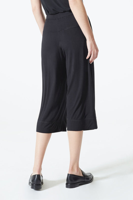 Pendant Wide Leg Crop
This one-of-a-kind, wide leg pant in a trendy cropped silhouette offers a roomy, relaxed fit for all day style. Hitting just below the knee, this day-to-night item gives you an effortlessly cool look in a super soft and drapey fabric with a fashionable pleated front that_s got you covered from nine-to-dine. Features Lightweight Jersey With a smooth hand feel stretch for all day comfort Versatile Design Easy to dress up or down depending on your day Pockets 2 front pockets 1 back zip po