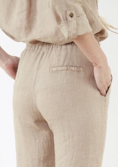 Lea Linen Drawstring Comfy Pants
Pure linen makes these the cool, comfy, ready-to-travel pants you'll reach for time and again—they're easy-going all day long, whether lounging around or out and about. Details: drawstring elasticized waist, side-seam pockets, back welt pocket, and little vents at the tapered hem. Finished with tonal topstitching. Effortless style! 100% linen Cold water wash, line dry Designed in France
Lea Linen Drawstring Comfy Pants
Pure linen makes these the cool, comfy, ready-to-travel