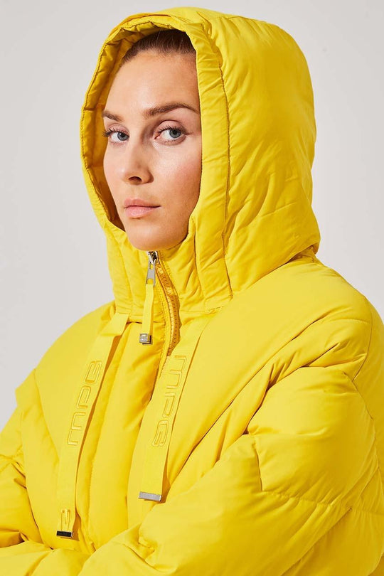 Stratosphere Yellow Slouchy Puffer Jacket
Stratosphere Down Filled Slouchy Puffer Jacket High fashion meets high function with the Stratosphere Down Filled Slouchy Puffer Jacket. Make a statement this season with a stylish, ultra-oversized silhouette offering a relaxed, slouchy fit that’s right on trend. Thanks to ethically sourced duck down insulation and wind and water resistant fabric, this jacket is ready to battle all elements with ease and comfort. Let your style show, no matter the weather with this