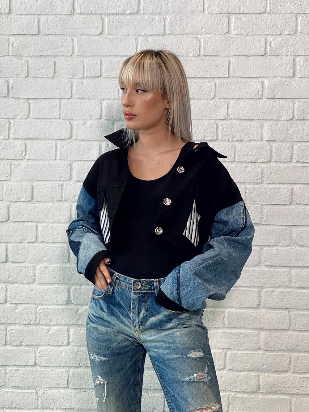 Crop Jacket - Retro Roses Girls
This jacket from Rock ‘N Karma’s Fall 2020 Collection is a cool reinterpretation of popular oversized-dropped shoulder-cropped styles from the '90s, except in an unexpected lycra-denim mix that's comfortable and chic. What is even more eye-catching is the fabulous original motif. About Me 85% Rayon, 15% Lycra “Miracle Fabric” (thick) 100% Recycled Remix Denim Sleeves 2 way stretch for a move-with-you-feel Hand Painted Original Design Designed for an oversized fit Fabric resil