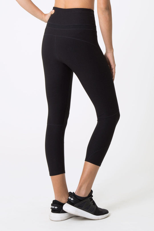 Prelude High Waisted Capri - Black
These best-selling capris are back and better than ever with a trendy, high waisted design for added core coverage and support. In the gym or running around town, this multi-paneled style has clean lines for a comfortable fit – made from performance fabric that wicks sweat, dries quickly and recovers stretch. A power mesh compression panel comfortably sculpts your midsection for a slim look and feel, complemented by a soft infinity elastic drawcord to adjust the fit. FEATU