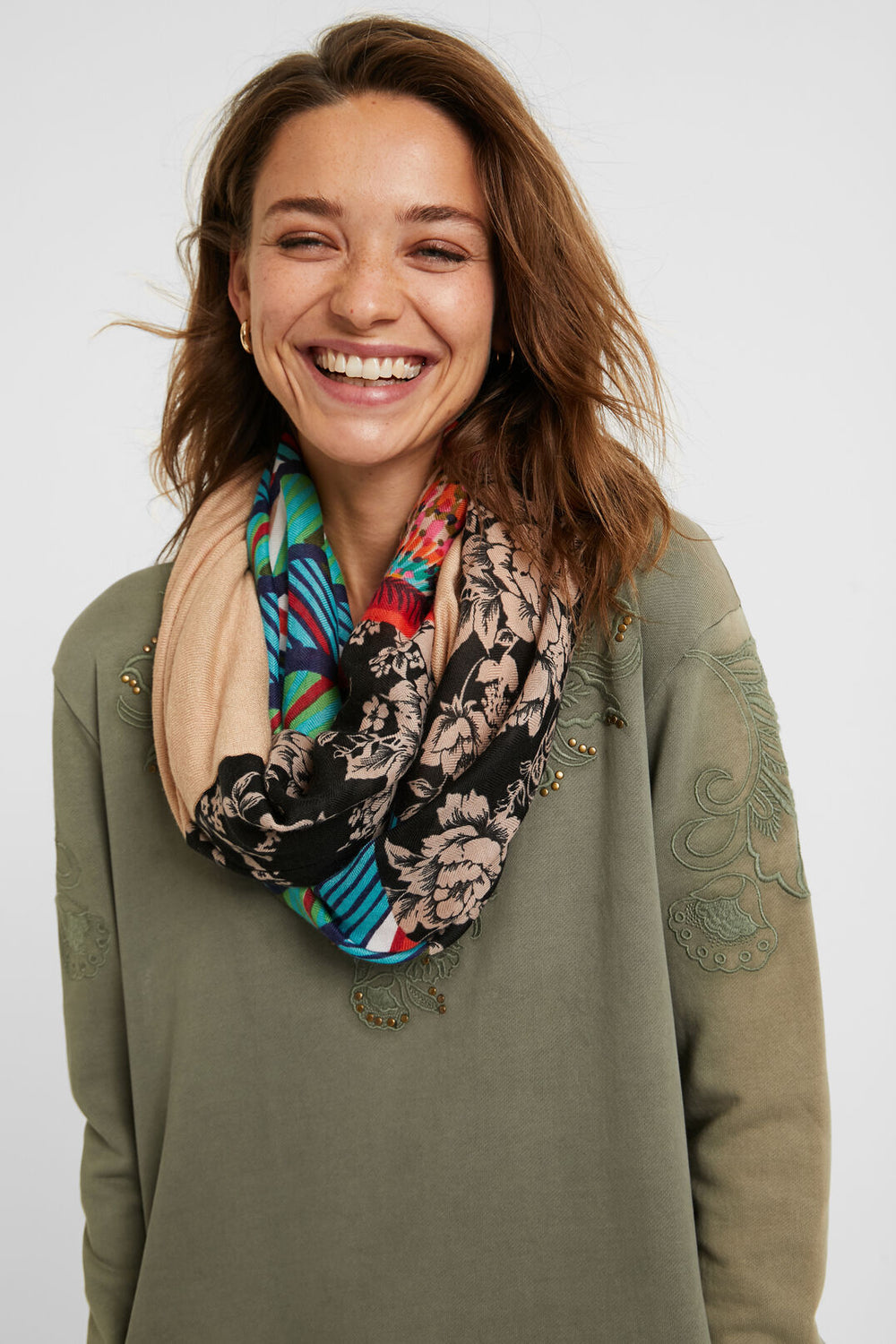 Printed Floral Loop Infinity Scarf
This closed loop foulard is like a knit necklace to protect the neck. With floral print, coloured friezes and mandalas contrasting with each other, is an original and stylish accessory complements all your looks very well. Floral multi print of mandalas and friezes Collar type closed loop neck Casual style Outer fabric composition: 2% CASHMERE, 10% POLYAMIDE, 50% POLYESTER, 18% MODAL, 20% VISCOSE
Printed Floral Loop Infinity Scarf
Closed loop foulard is like a knit necklac