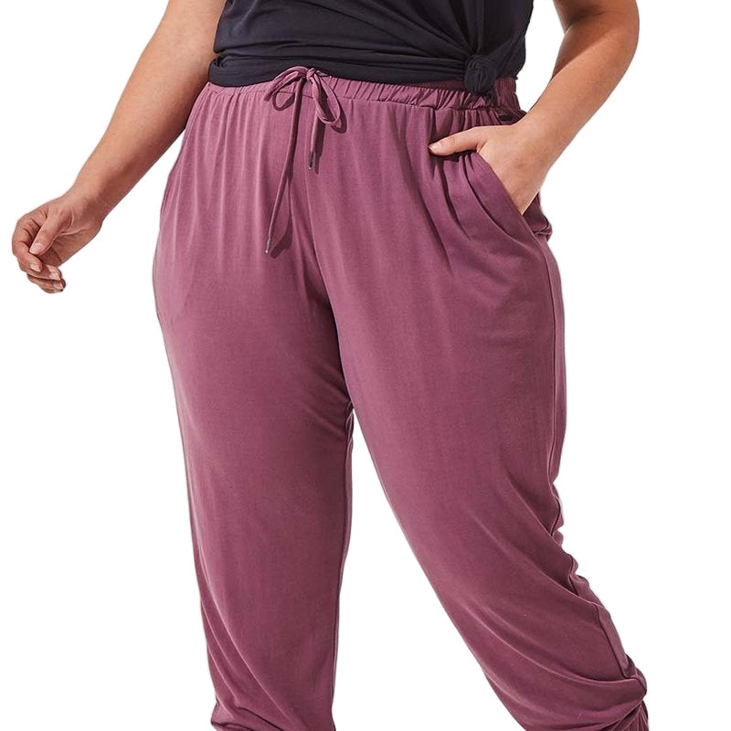 Stride on Natural Modal Relaxed Pants
Sustainable StyleFabric is sustainably sourced using ethical environmental & social practices. Keep it casual-cool in the Stride On Natural Modal Relaxed Pant with sustainable, featherweight fabric that’s oh-so silky-soft and inherently drapey – you’ll never want to take them off. This simple silhouette offers comfort-focused details like an encased elastic waistband and cuffs for a hugged fit. FEATURES Natural Modal Breathable, ultra-soft fabric sourced from sustainabl