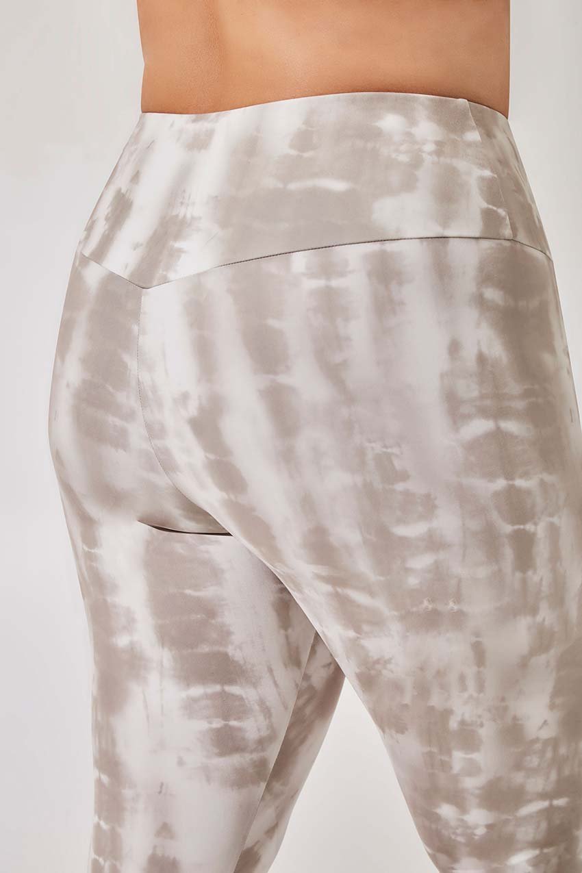 Strive Leggings - Neutral Tie Dye
Made for movement, the Strive High Waisted Recycled Polyester 7/8 Legging features sustainable fabric in a variety of ultra-trendy prints, boasting excellent coverage, breathability and compression in all the right spots. Top features include a wide supportive waistband with a concealed pocket and clean-finished seams for 360-degree comfort and coverage Features Recycled Peached Interlock Jersey Offers excellent coverage, 4-way stretch & breathability Sustainable Style Fabr