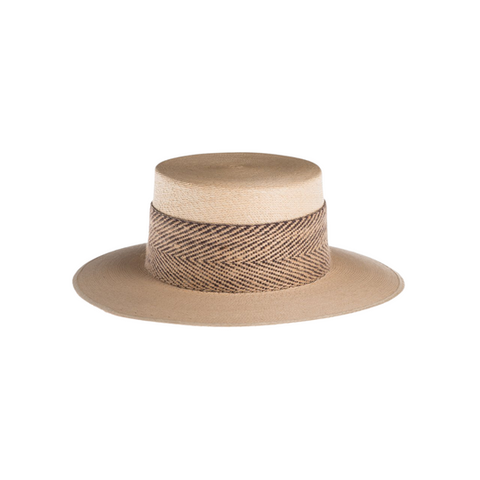 Catalina Cordobes Palm Leaf Natural Hat
The design of the Catalina hat is elegant and flawlessly finished with a dual textured trim and criss-cross detail. Its body is braided by artisan hands and interlaced with palm leaves to create the finished design. 100% Palm leaf, natural color Medium 58 cm Crown 4” Brim 7 cm Cordobes crown Jute woven trim Inner elastic Spot/special cleaning Photo credit: MUA: @cassandraoaige; @thelalook; @brandinecole; nj3photo
Catalina Cordobes Palm Leaf Natural Hat
The design of t
