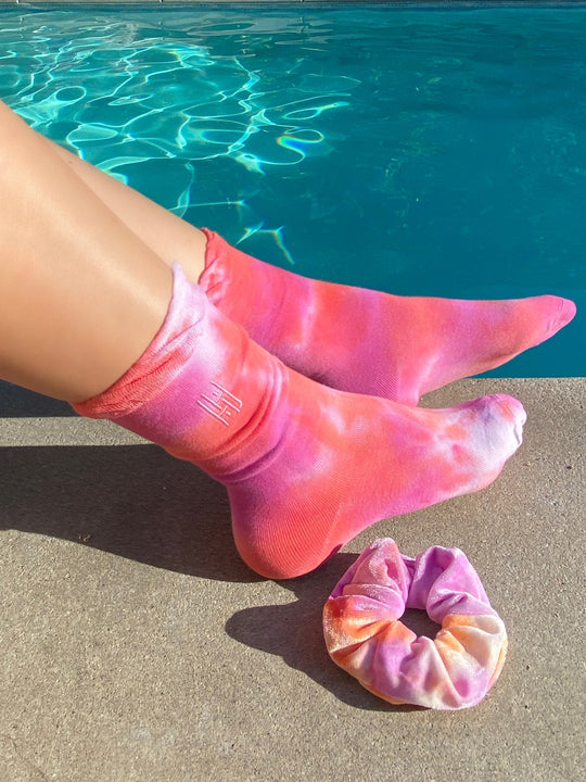 Tie Dye Sock & Scrunchie Set - Pink Tangerine
Tie Dye Ruffle Sock with Matching Tie Dye Scrunchie Set The tie dye phenomenon lives on! These socks are crafted to perfection in this tie dye soft stretch cotton socks with a ruffle trim. and Each pair comes with matching large tie dye velvet scrunchie and personalized packaging. Hand-dyed design. Each pair is unique due to the dyeing process and come in a longer length for multiple styling options. Wear them with your favorite sneakers, sandals and heels. With