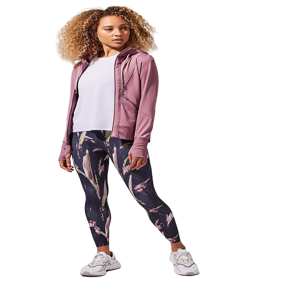 Strive 7/8 Leggings - Abstract Brush
Made for movement, the Strive High Waisted Recycled Polyester 7/8 Legging features sustainable fabric in a variety of ultra-trendy prints, boasting excellent coverage, breathability and compression in all the right spots. Top features include a wide supportive waistband with a concealed pocket and clean-finished seams for 360-degree comfort and coverage Features Recycled Peached Interlock Jersey Offers excellent coverage, 4-way stretch & breathability Sustainable Style F