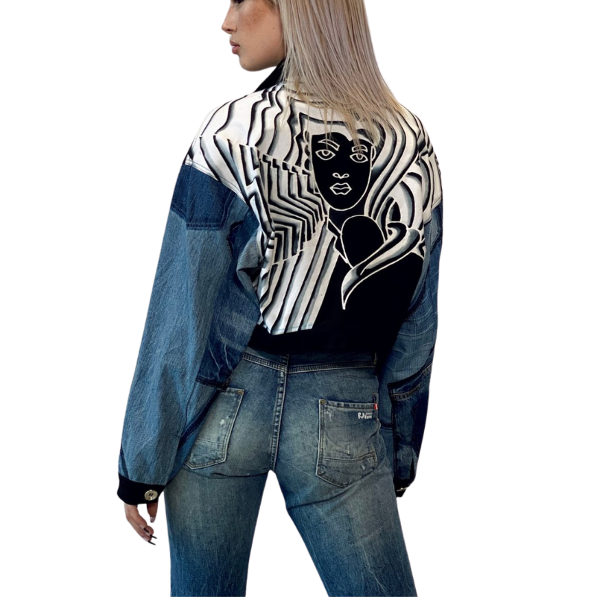 Crop Jacket - Retro Roses Girls
This jacket from Rock ‘N Karma’s Fall 2020 Collection is a cool reinterpretation of popular oversized-dropped shoulder-cropped styles from the '90s, except in an unexpected lycra-denim mix that's comfortable and chic. What is even more eye-catching is the fabulous original motif. About Me 85% Rayon, 15% Lycra “Miracle Fabric” (thick) 100% Recycled Remix Denim Sleeves 2 way stretch for a move-with-you-feel Hand Painted Original Design Designed for an oversized fit Fabric resil