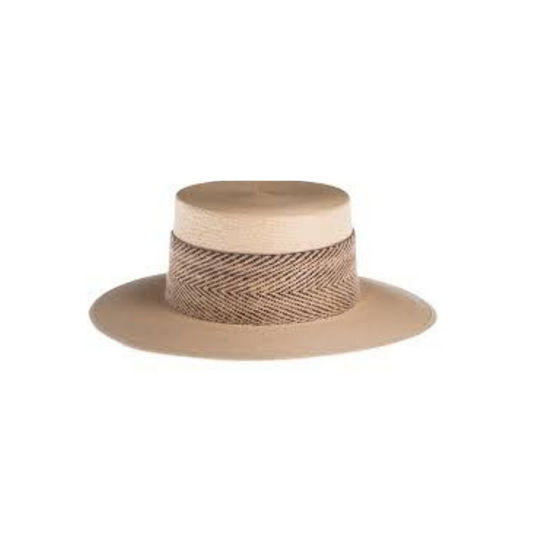 Catalina Cordobes Palm Leaf Natural Hat
The design of the Catalina hat is elegant and flawlessly finished with a dual textured trim and criss-cross detail. Its body is braided by artisan hands and interlaced with palm leaves to create the finished design. 100% Palm leaf, natural color Medium 58 cm Crown 4” Brim 7 cm Cordobes crown Jute woven trim Inner elastic Spot/special cleaning Photo credit: MUA: @cassandraoaige; @thelalook; @brandinecole; nj3photo
Catalina Cordobes Palm Leaf Natural Hat
The design of t