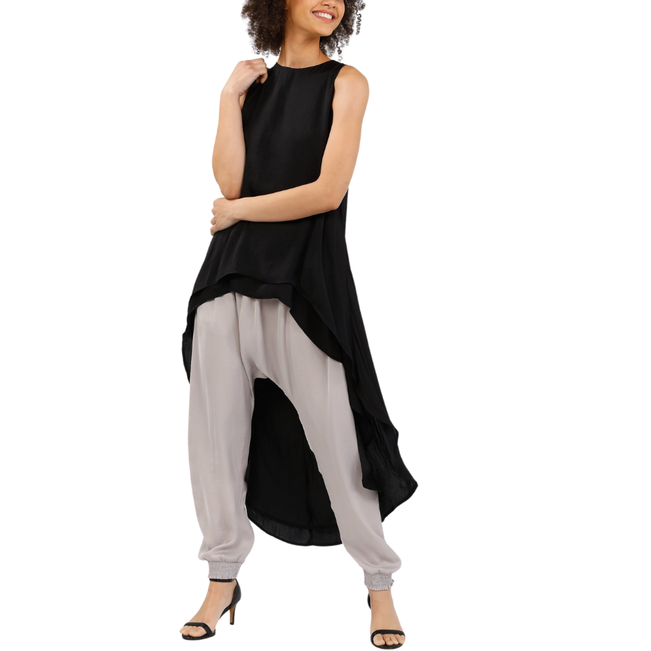 Totem Tunic Hi Low Top - Black
The ever-popular Totem Tunic is back for another season in an array of new colours, prints and fabrications. This flattering design features a double-layered cascading hemline which elongates the figure. •
