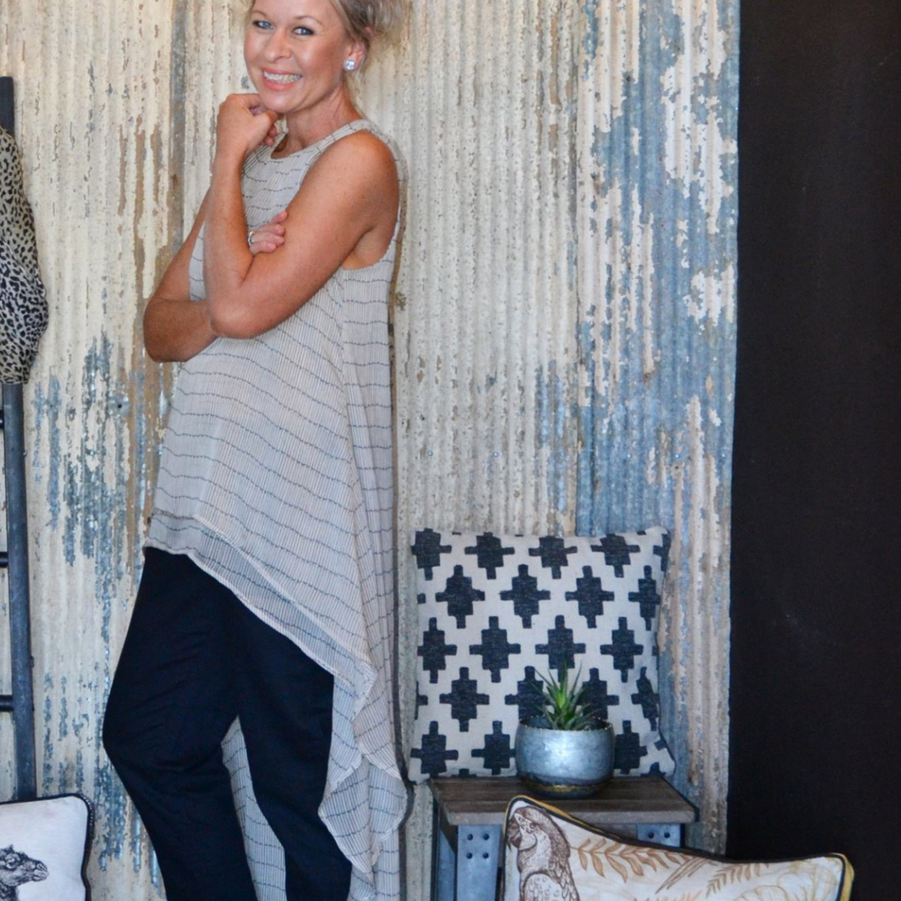 Totem Tunic Beige & Black Print
The ever-popular Totem Tunic is back for another season in an array of new colours, prints and fabrications. This flattering design features a double-layered cascading hemline which elongates the figure. • Round Neck• Sleeveless• Scooped high-low hem• Regular fit• Printed Design - beige/black Colour: Linear Front length 26.3" - 27.5" Back length 49.6" - 50.3" Material: 100% Polyester
Totem Tunic Beige & Black Print
Flattering design features a double-layered cascading hemline