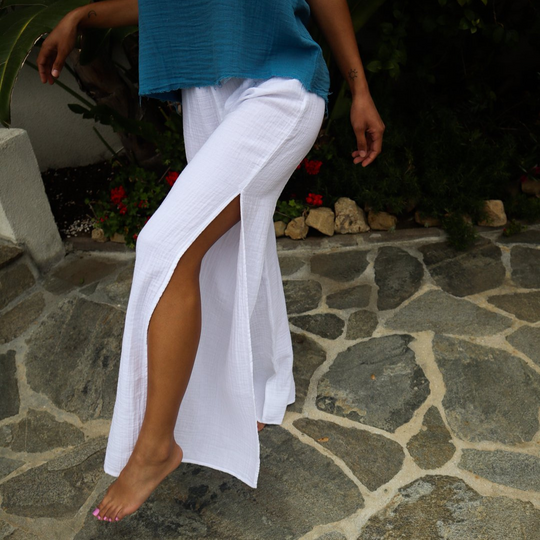 Cotton Side Slit Pant - White
A STARKx best seller and personal favorite. These pants are medium rise, have a skinny elastic waist for comfort and high side seam slits. Pair with heals, boots, tennis shoes and even barefoot. Tie the opening together at the ankle for a harem pant look. Medium rise Skinny elastic waist High seam slit 100% cotton gauze Machine wash cold water, Dry on low, Low iron
Cotton Side Slit Pant - White
These pants are medium rise, have a skinny elastic waist for comfort and high side s