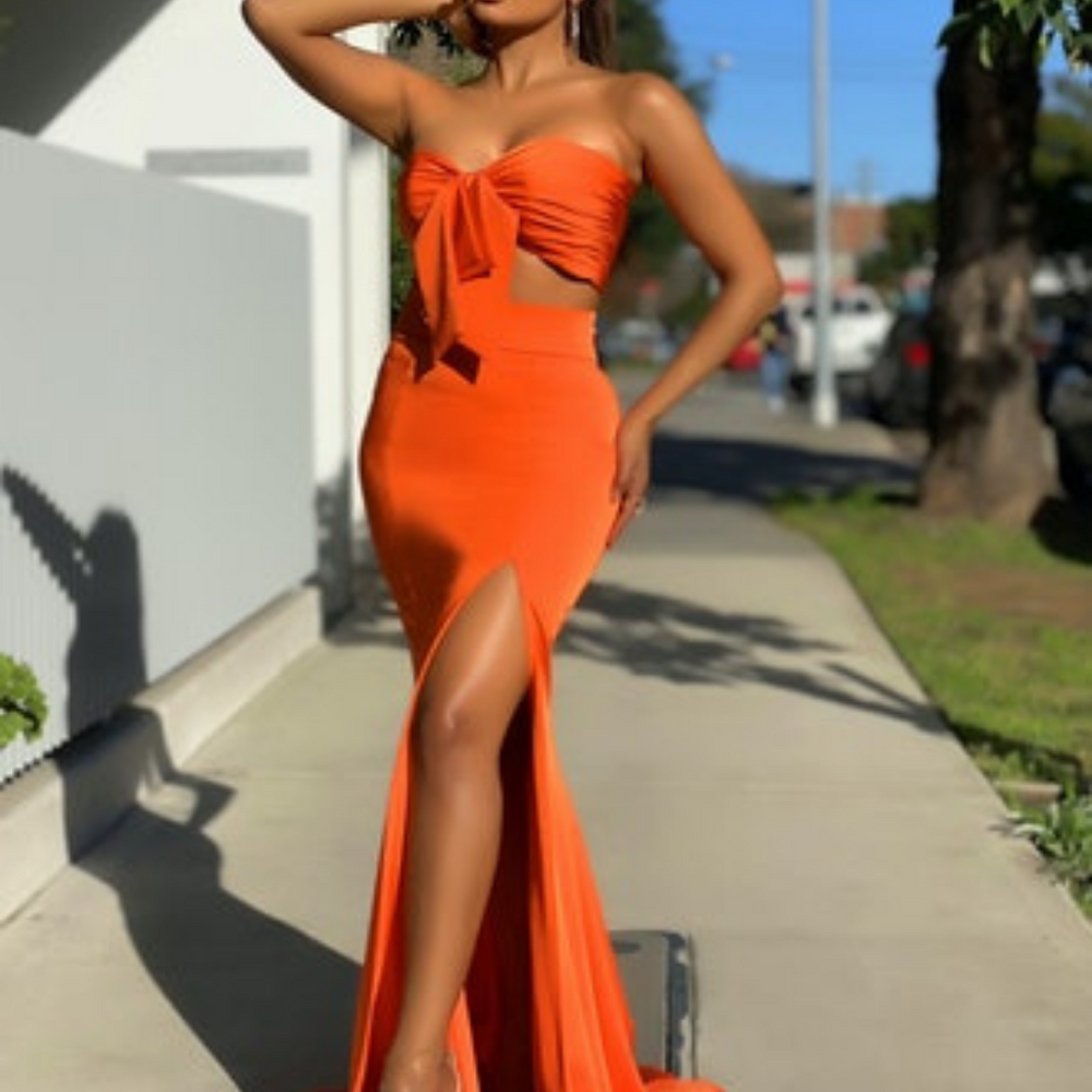 Melinda 2 Piece Dress (JX2043-org) by Jadore Evening
This stunning Jadore JX2043 Melinda 2 Piece Dress is available in Teal, Red, Orange and Ivory. Sizes from 4-14. Our Melinda 2 Piece dress is perfect as party dress, evening dress, or school formal dress. This beautiful dress features a sweetheart neckline, tie detail, trumpet silhouette with show-stopping leg split. Melinda 2 Piece dress dress is fully lined with in-built cups and back zip. Order 1 size up, contact us if you are unsure about measurements.