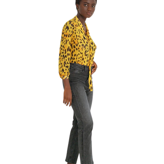Leopard Print Tie Collar Bodysuit
Not all bodysuits need to be slim… The perfect example is this mesh one, featuring a shirt silhouette in the top part with three-quarter sleeves, an open neckline and a leopard print. Shirt collar Ribbon on the collar to tie as a bow Mid rise Leopard print Mesh fabric Regular fit Three-quarter sleeves Fabric & Care Outer 95% polyester, 5% elastane Lining 100% polyester Do not bleach, do not iron hot, do not dry clean, do not tumble dry
Leopard Print Tie Collar Bodysuit
The