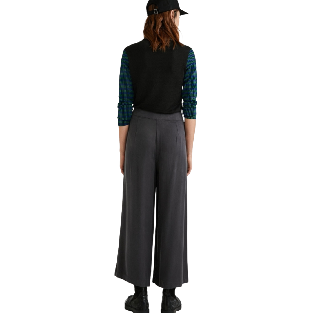 Madison 2 Pocket Palazzo Pants
Desigual Madison trousers dark grey These high-waisted palazzo trousers in an elegant flat colour are made from 100% Lyocell, which is one of the leading fabrics in the field of sustainability. Details: Zip and button fastening Two pockets﻿ High rise Tweezer Long trousers 100% Lyocell Do not bleach, do not iron hot, do not dry clean, do not tumble dry
Madison 2 Pocket Palazzo Pants
Madison trousers dark grey high-waisted palazzo length zip & button fastening. Two pockets high