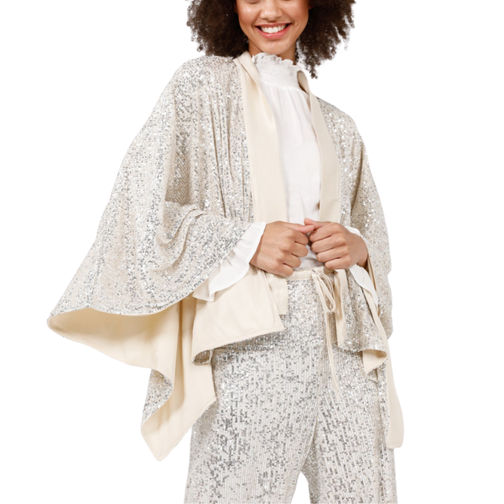 Jagger Kimono - Silver Sequin Sparkles
Destined to dazzle, the Jagger Kimono composes a striking silhouette with gorgeous drape. Drenched in decadent all-over sequin embellishments, this style is perfect for party season! Part of the the Brave+True Everywoman Collection • Satin neckband• Fully lined• One size garment• Fabulous sequin fabricMeasurements:Bust = OS: 58"Length = OS:23" Model is 5'6" tallFabrication:Main: 100% polyesterLining: 100% polyester
Jagger Kimono - Silver Sequin Sparkles
Destined to daz