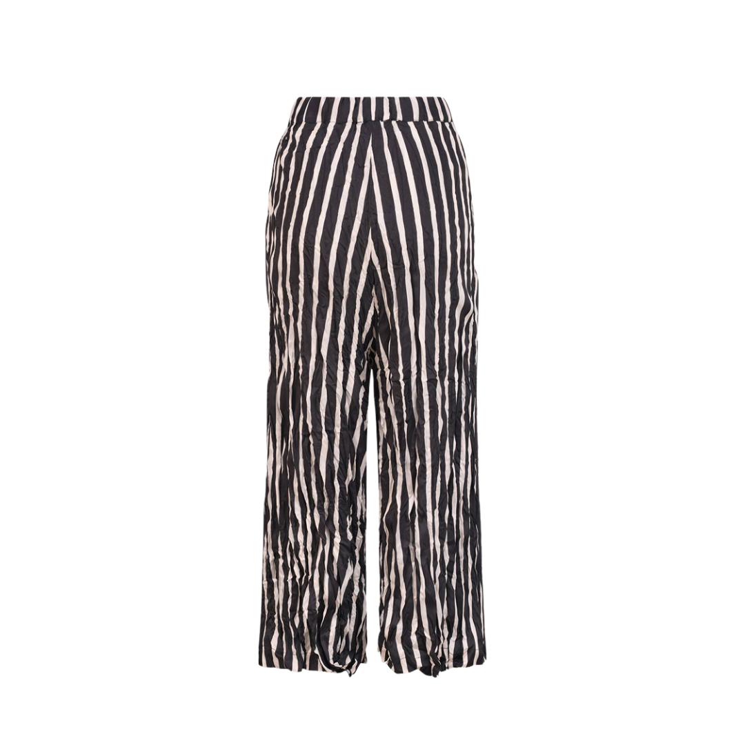 Striped Crinkle Pants - Black
Softly crinkled satin takes to stripes beautifully... and travels well, too. Effortless pull-ons with a roomy straight leg. Easy all-around stretch waist, stitched-down pleat detail and angled side pockets. 100% polyester Hand wash, line dry Designed & made in Israel Suze 2 (US 8 - 10) Style: SP508B-BLACK Also in Turquoise Made to match: Fantasia Tunic Top & Brave+True General White Shirt
Striped Crinkle Pants - Black
Crinkled satin pull-on pants have roomy straight leg, effort