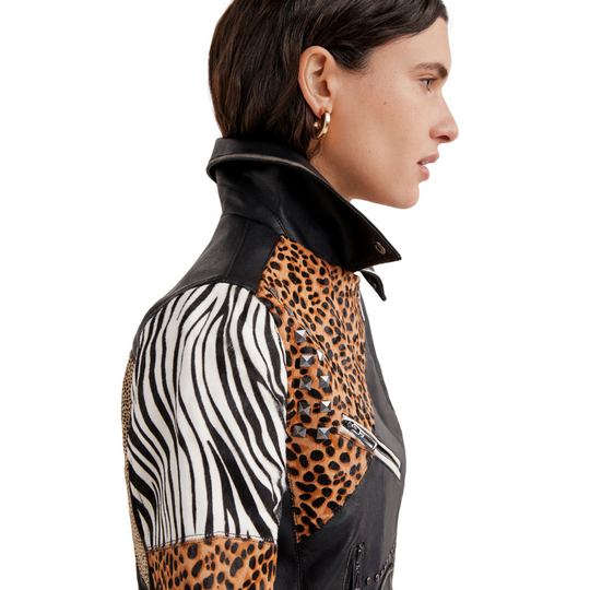 Animal Print Slim Biker Jacket
Animal Print Slim Biker Jacket Applied harmoniously, the embroideries of paisley tears provide a touch of subtle elegance to the back, the waist and the V-neck with lapels of this slim biker type jacket with crossed zip fastener. Its leather effect fabric shows a worn effect which is pure attitude. V-neck crossed with lapels Zip fastener Two pockets with zipper Multicolour floral print on inner lining Embroidery of matching mandalas High collar removable with zipper Slim fit L