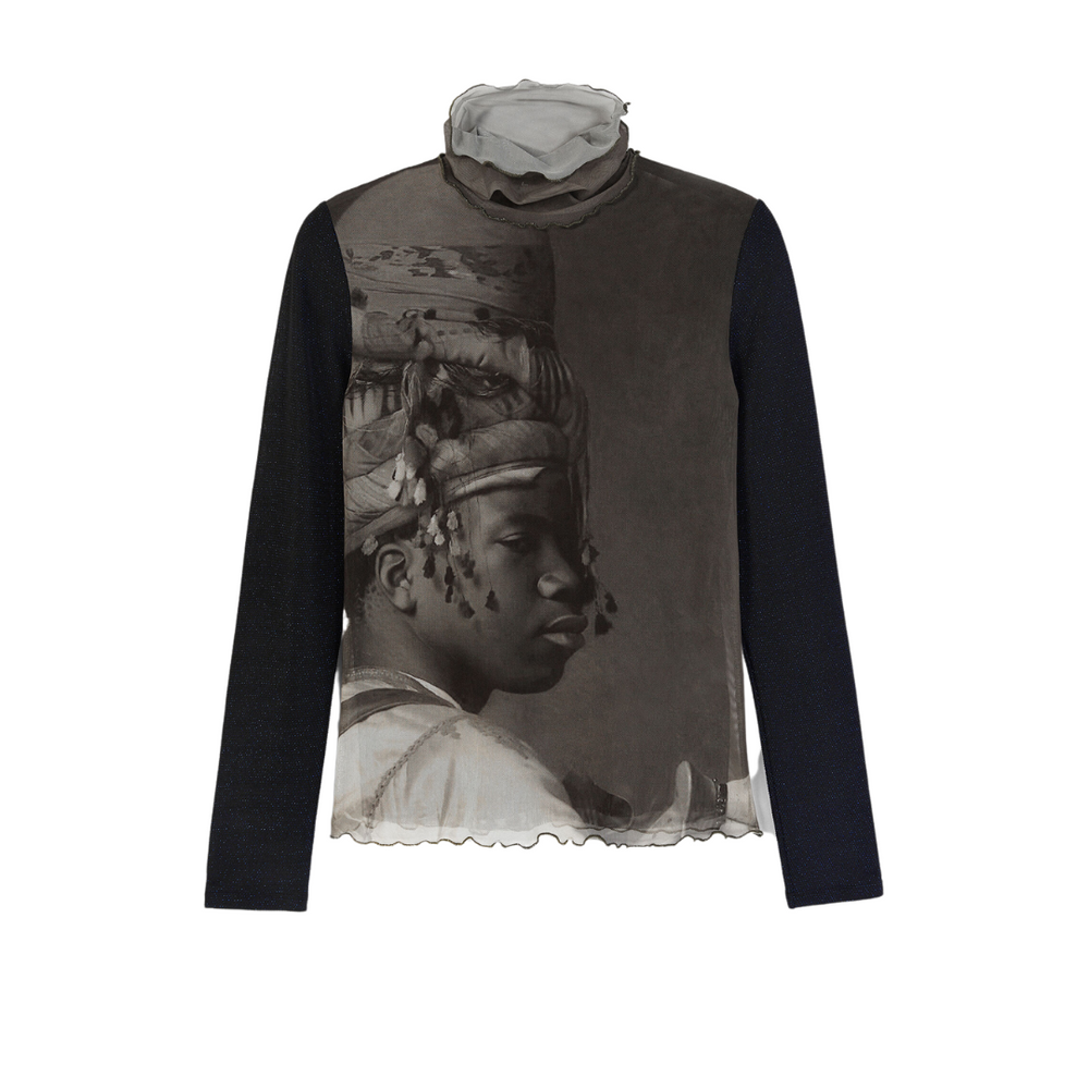 Slim High Neck T-Shirt - Black
This slim T-shirt with high neck plays with the contrast between its mesh fabric with ethnic print and the sparkling touch of the metallic Lurex yarn on its long sleeves. High neck Ethnic print on mesh fabric Metallic Lurex yarn in blue on the sleeves Lettuce trim on neck and waist Slim fit Long sleeves Fabric & Care: Inner fabric composition: 7% elastane, 93% polyester Outer fabric composition: 2% metallized fiber, 3% elastane, 95% polyester Do not bleach, do not iron hot, do