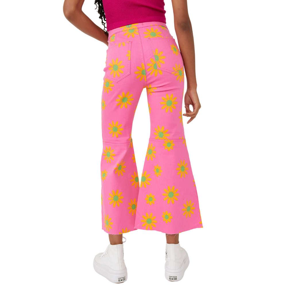 Youthquake Printed Crop Flare Jeans
Turn heads in these vintage-inspired jeans featured in a high-rise, cropped flare silhouette and bold print for the most timeless way to add effortless edge to any look. High-rise silhouette Button closure and zip fly Semi-stretch fabrication We The Free Heritage inspired and lived-in staples. We The Free is an in-house label. Care/Import Machine Wash Cold Import Measurements for size 28 Rise: 11.5 in Inseam: 27 in Hips: 34.5 in Waist: 28.5 in 23% Viscose 2% Elastane 22%