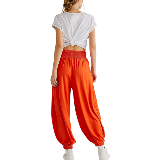 Ali Pants - Rust
So cool and slouchy, these comfy-chic pants are featured in a high-rise, balloon-style design with elastic hems and exaggerated pleating for shape. Side pockets Soft fabrication Exaggerated silhouette FP Beach Effortless seaside designs for a laidback, throw-on-and-go approach to dressing. Care/Import Hand Wash Cold Made in the USA. Measurements for size small Inseam: 26.75 in Waist: 27 in Rise: 14 in Content: 5% Spandex 95% Rayon
Ali Pants - Rust
Side pockets and slouchy, these comfy-chic