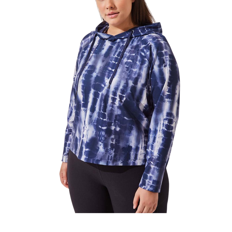 Swagger Cropped Hoodie - Plus
Tie-dye is back in a big way with the Swagger Recycled Polyester Cropped Hoodie featuring luxuriously soft sustainable fabric. The perfect post-workout pop-over, this simple hoodie with drawcords and a trendy cropped length, is big on style. Find your fave medley of colors and rock this ‘90s inspired trend that’s here to stay. FEATURES Recycled Peached Interlock Jersey Offers excellent coverage, 4-way stretch & breathability Sustainable Style Fabric is sustainably sourced using