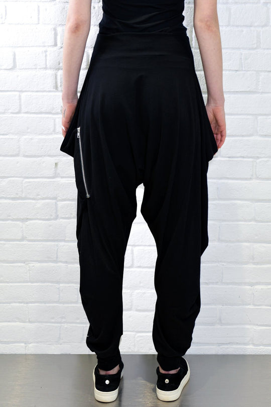 Angle Zipper Pant - Black Solid
Our top selling drop crotch pant! It is high rise and has slouchy side pockets with zipper detailing. With an edgy vibe, these pants are powerful enough to command a room but discrete enough to be a lounge-worthy essential. Made with our 2- way- stretch miracle fabric, these pants are designed to move with you. Feel effortlessly cool and incredibly comfortable, anywhere, anytime and any season. About Me: 85% Rayon, 15% Lycra “Miracle Fabric” 2 way stretch for a move-with-you-